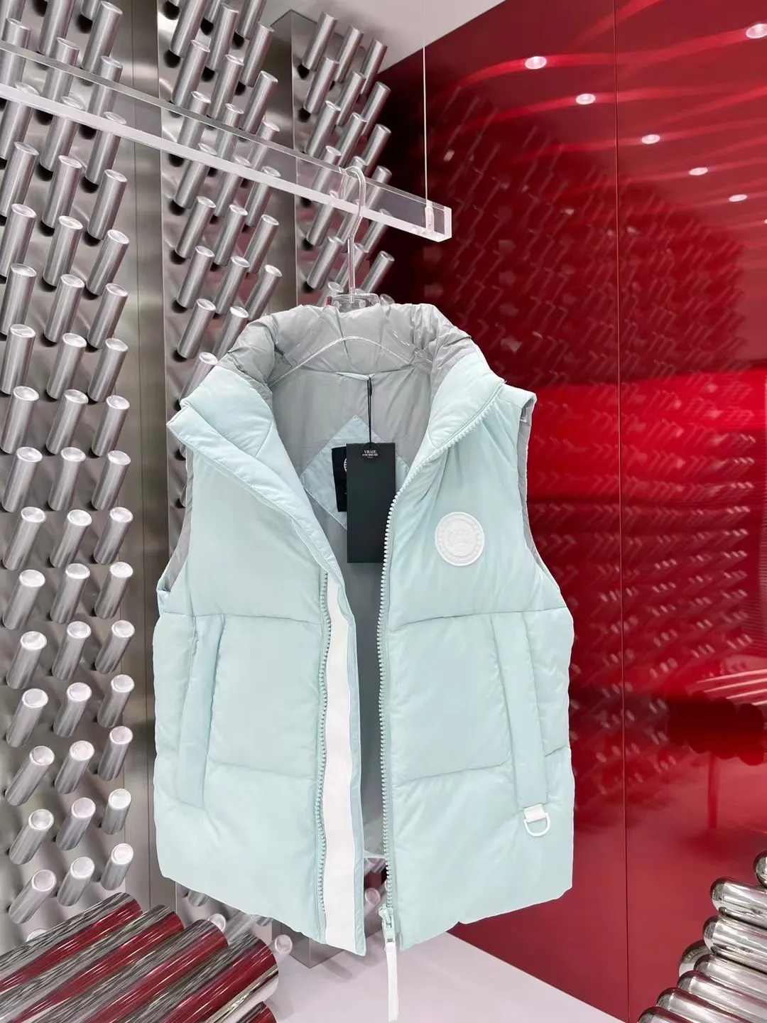 P460 Canadian brand Canada Goosex down jacket has always been recognized as the warmest down jacket. Various Instagram celebrities, Internet celebrities, and celebrities often wear it for street photos. I do Canada Goose every year, but I still can’t get rid of my love for the geese. No matter how cold the weather is, there is no need to be afraid, because there are geese! Filled with 90% white duck down, Canada Goose is the legendary warmest down jacket and is known as a must-have for Arctic outdoor sports! The most popular down jacket in the world, celebrities are rushing to buy it, it is a must-have! Same size for men and women: XS to XXL in stock😍